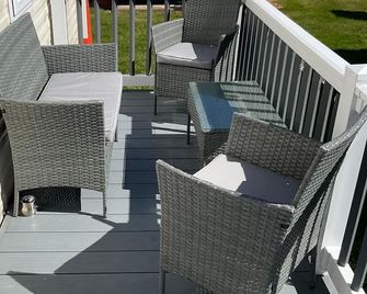 8 Berth Caravan With Side Decking At Harts Holiday Park In Kent Ref 74283Fv - Sheerness