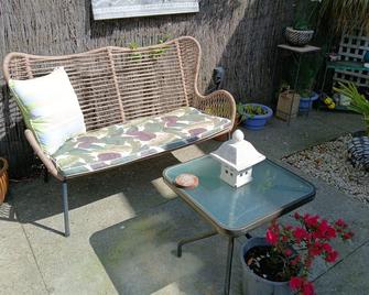 2 Kiwis on ward, Tiny house living, Rustic charm! Breakfast choices included! - Blenheim - Pátio