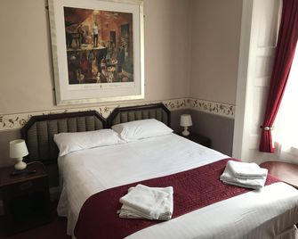 The Crown Hotel - Pwllheli - Bedroom