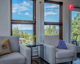 La Maison de l'Échouerie on Chaleur Bay Seaside - Bonaventure - Living room