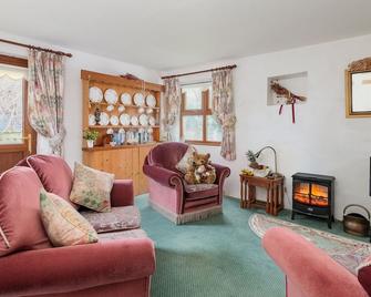 A holiday cottage that sleeps 2 guests in 1 bedroom - Ramsey - Living room