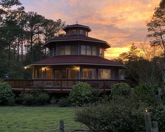 Romantic Chesapeake Bay Lighthouse-Style House Getaway - Reedville - Building