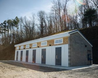 Glamplyfe in Cambridge: RV Site #2 - Cambridge - Building