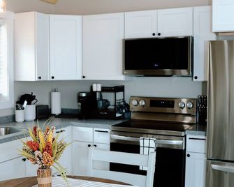 Waterside Cove at StoneCreek Farms | Sleeps 4 - Ironton - Cocina