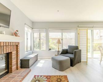 Charming 3-bedroom home-The perfect home away from home & those relocating to CA - Buena Park - Salon