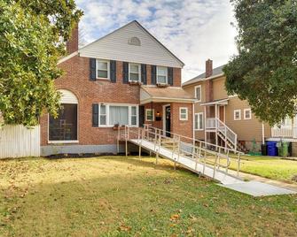 Charming Baltimore Getaway - 5 Miles to Downtown! - Baltimore - Building