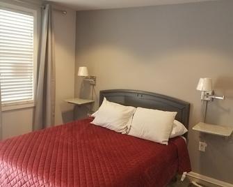 Riverside Motel - Helper - Bedroom