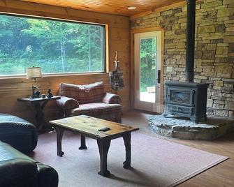 Beautiful cabin nestled in the woods surrounded by water - Russell Springs - Sala de estar