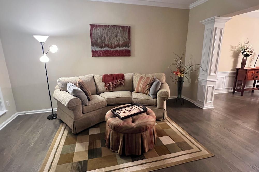 Spacious 4-bedroom house with fitness room one mile from Geist - Fishers