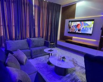 The Vistana Riverside 2Bedroom Apartment - Lagos - Lounge