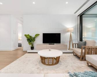 LUXE - Location, Style, Space in the heart of town - Mornington - Living room