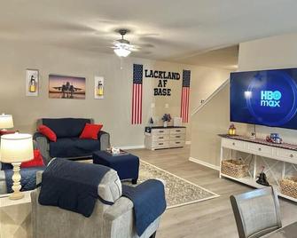“fly High Sleep Tight” Near Lackland Afb ,river Walk & Alamo - San Antonio - Living room