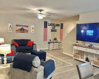 “fly High Sleep Tight” Near Lackland Afb ,river Walk & Alamo - سان انطونيو - غرفة معيشة