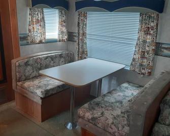 Glamping @ Calfkiller Campground - Sparta - Living room