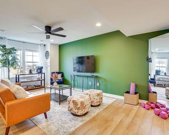 Charles Town Townhome 9 Mi to Harpers Ferry - Charles Town - Wohnzimmer