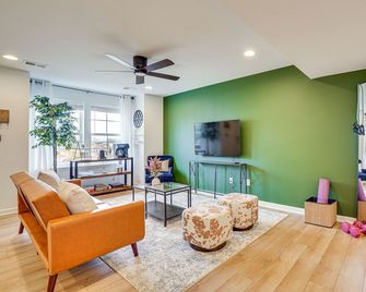 Great for Families! Townhome 9 Mi to Harpers Ferry - Charles Town - Wohnzimmer