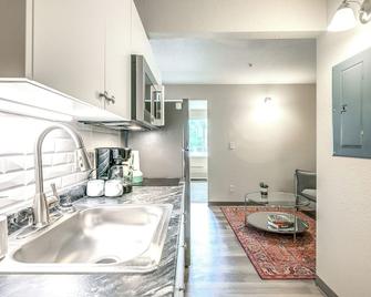 Pagosa Springs Studio Walk to Dining and Grocery! - Pagosa Springs - Kitchen