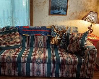 Snug and Cozy Hideaway is close to National Parks, BYU Idaho, and River Beach - Saint Anthony - Sala de estar