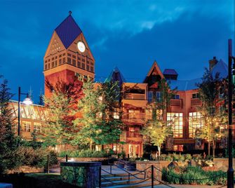 Hilton Grand Vacations Club Whistler - Whistler - Building