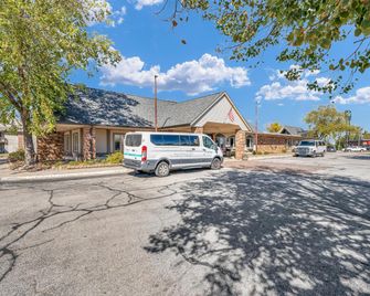 Eastlake Suites Hotel & Conference Center By OYO Urbana - Urbana - Building