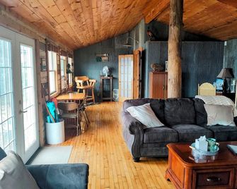 Crane Lake Cabin. Clear water on a private lake! - Battle Lake - Living room