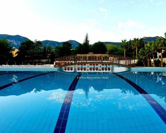 Uptown Büyük Anadolu Girne Hotel - Kyrenia - Bazén