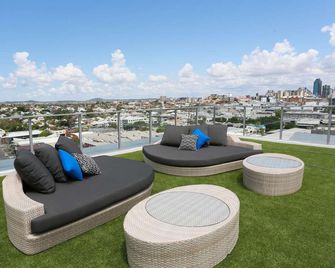 Alex Perry Hotel & Apartments - בריסביין - מרפסת