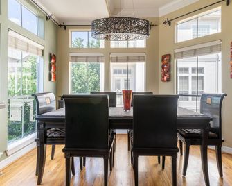 Washington Corridor & Park Living by RedAwning - هيوستن - غرفة طعام