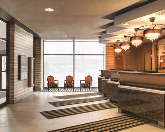 Coast Edmonton Plaza Hotel by APA - Edmonton - Lễ tân