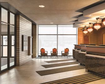 Coast Edmonton Plaza Hotel by APA - Edmonton - Front desk