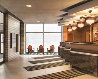 Coast Edmonton Plaza Hotel by APA - אדמונטון - דלפק קבלה