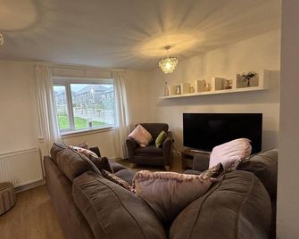 Carley's House - Macduff Seaside Escape - Macduff - Living room