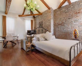 Duomo Murano Apartment With Canal View - البندقية - غرفة نوم