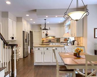 Dublin One Acre • Gc Lot • 5br, 4.5b • Executive Amenities - Dublin - Kitchen