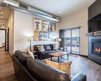 Condo w/private hot tub & rooftop deck close to Glacier National Park - Downtown Penthouse - Whitefish - Living room