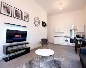 Exquisite Central Bolton Apartment - Bolton - Living room