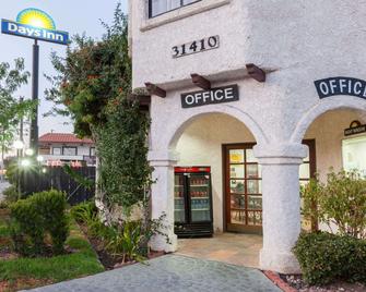 Days Inn by Wyndham Castaic Six Flags Magic Mountain - Castaic - Edificio
