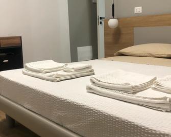 A Due Passi Dalla Scalinata Restyling - Caltagirone - Camera da letto