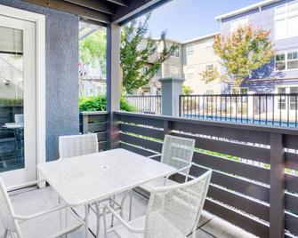 Premium Santa Clara 3BR w/ Gym, Pool, 5 min to Santana Row, by Blueground - Santa Clara - Balcony