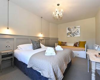 The Lansdowne Hotel - Calne - Bedroom