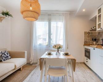 Stunning & Stylish Apartment In Cadaqués - Cadaques - Dining room