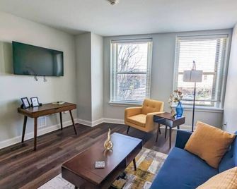 Stylish 1 Br 1ba At The Inman - Champaign - Living room