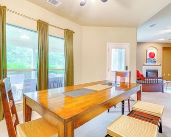 Cedar Park Home w/ Outdoor Oasis - 5 Mi to Lake! - Cedar Park - Dining room