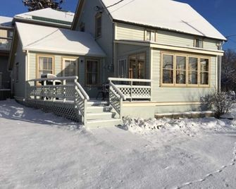 West Water Place on Lake Ontario in Wellington - Prince Edward - Building