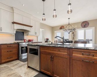 Luxurious Farmhouse on 100 acres- 45 mins from north of GTA - Shelburne - Kitchen