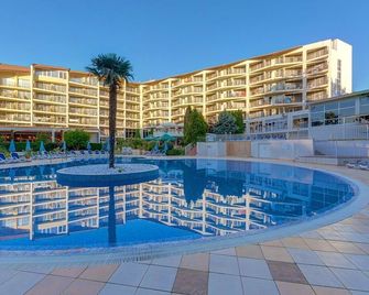 مادارا بارك هوتل - غولدن ساندز - حوض السباحة