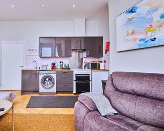 Modern Dog-Friendly Apt Beside Beach- West Beach 1 - Portrush - Kitchen