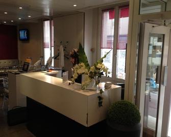 Hotel D'Anjou - Levallois-Perret - Front desk