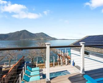 Smiling Otter Retreat!!! Large Lakefront Luxury House/Pool/Spa/Game Room/Pets - Clearlake - Balkon