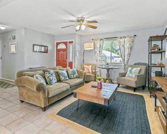 Beach Bungalow 700 - Jacksonville Beach - Living room